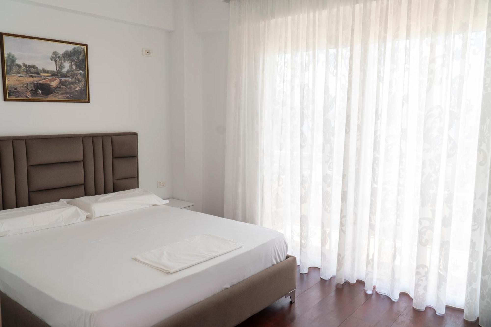 Center Sea View Apartment Sarande Bagian luar foto