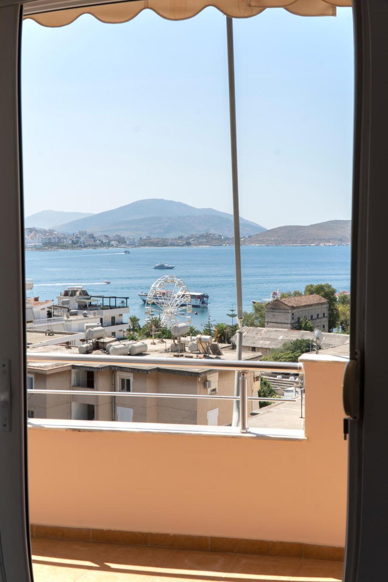 Center Sea View Apartment Sarande Bagian luar foto